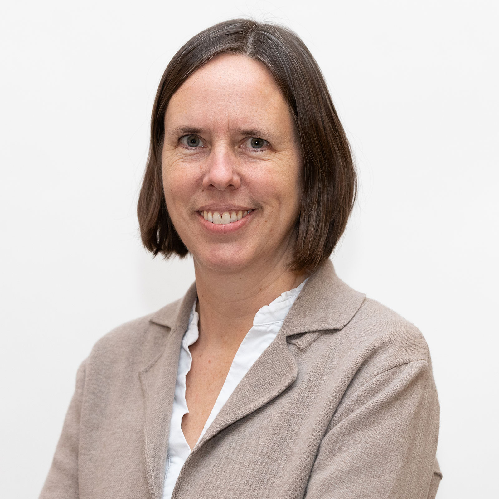 Frau Dr. Trogemann im Portrait vor weißem Hintergrund.